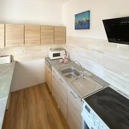 5 Bedroom Cozy In Nowe Warpno