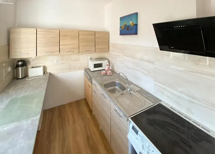 5 Bedroom Cozy In Nowe Warpno