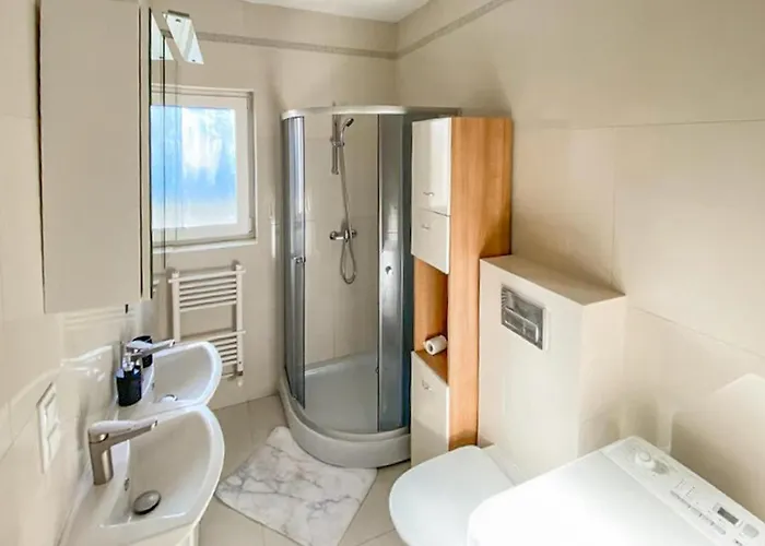 5 Bedroom Cozy In * Nowe Warpno