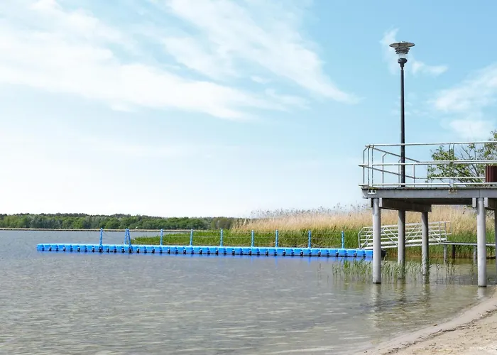 5 Bedroom Cozy In Сasa de vacaciones Nowe Warpno